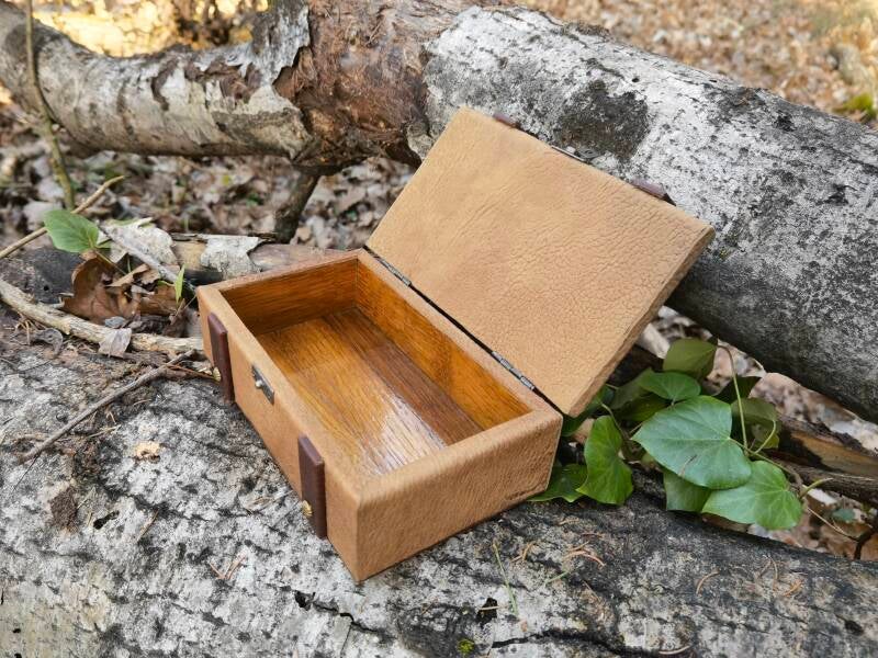 Handgefertigte Holztruhe in Leder gebunden Unikat