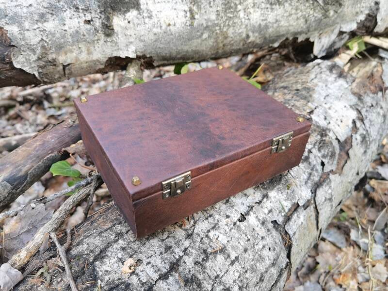 Handgefertigte Truhe aus Holz in Leder gebunden Unikat