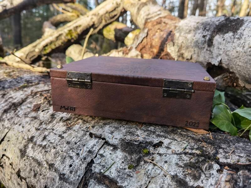 Handgefertigte Holztruhe in Leder gebunden Unikat