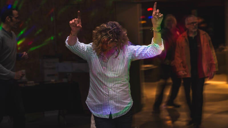 Een vrouw die danst op een feestje 