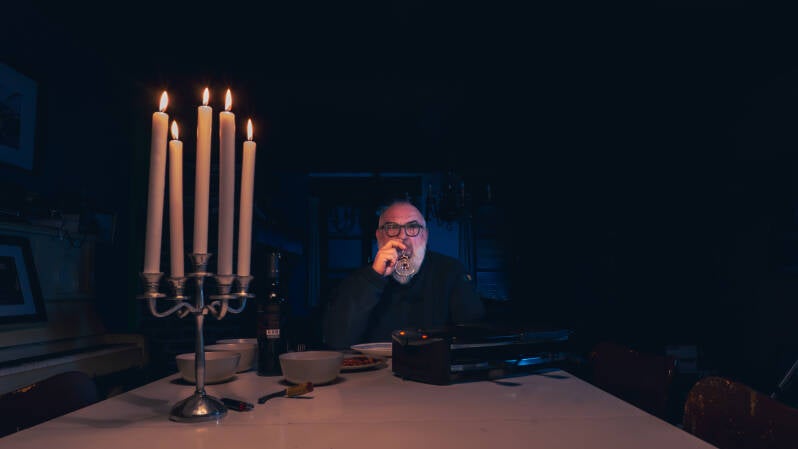 Zelfportret in scene gezet met kaarslicht en diner myself