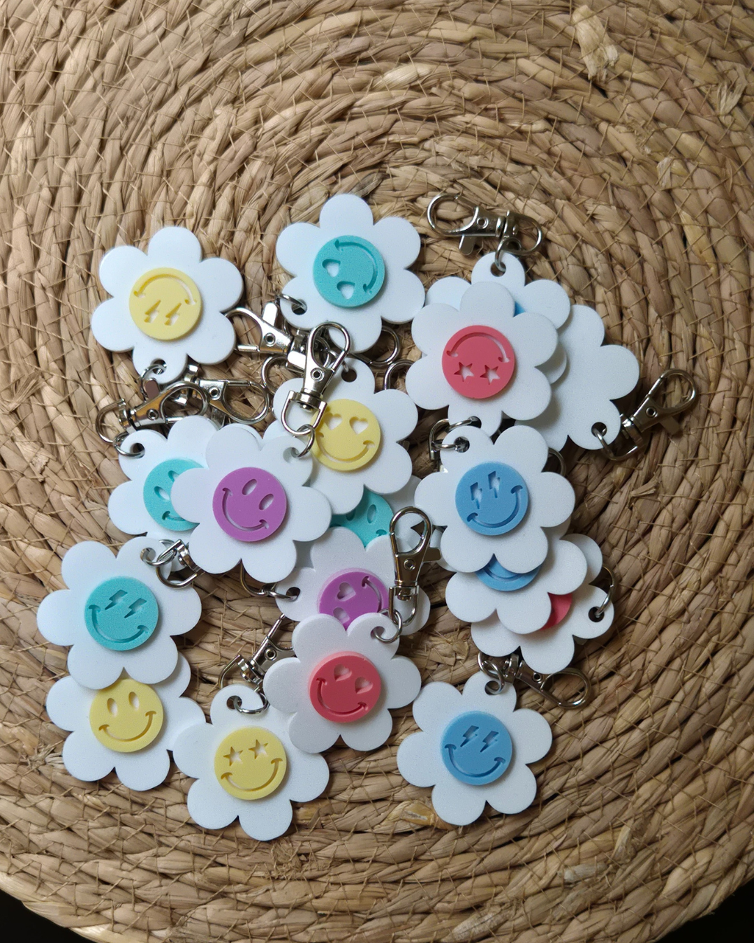 Pastel acryl sleutelhanger bloem met smiley wit