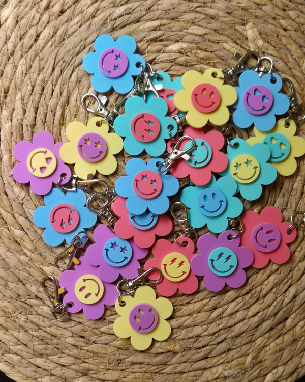 Pastel acryl sleutelhanger bloem met smiley