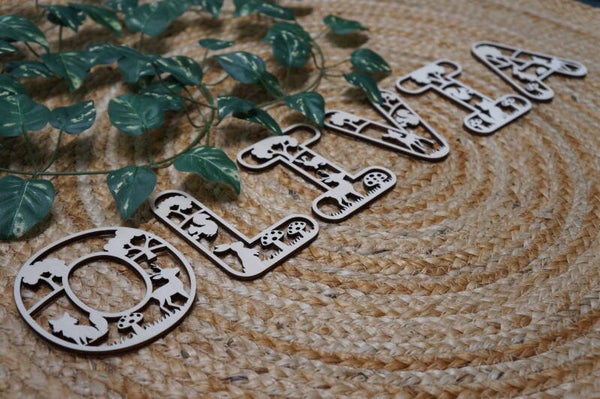 Houten naamletters met bosdieren