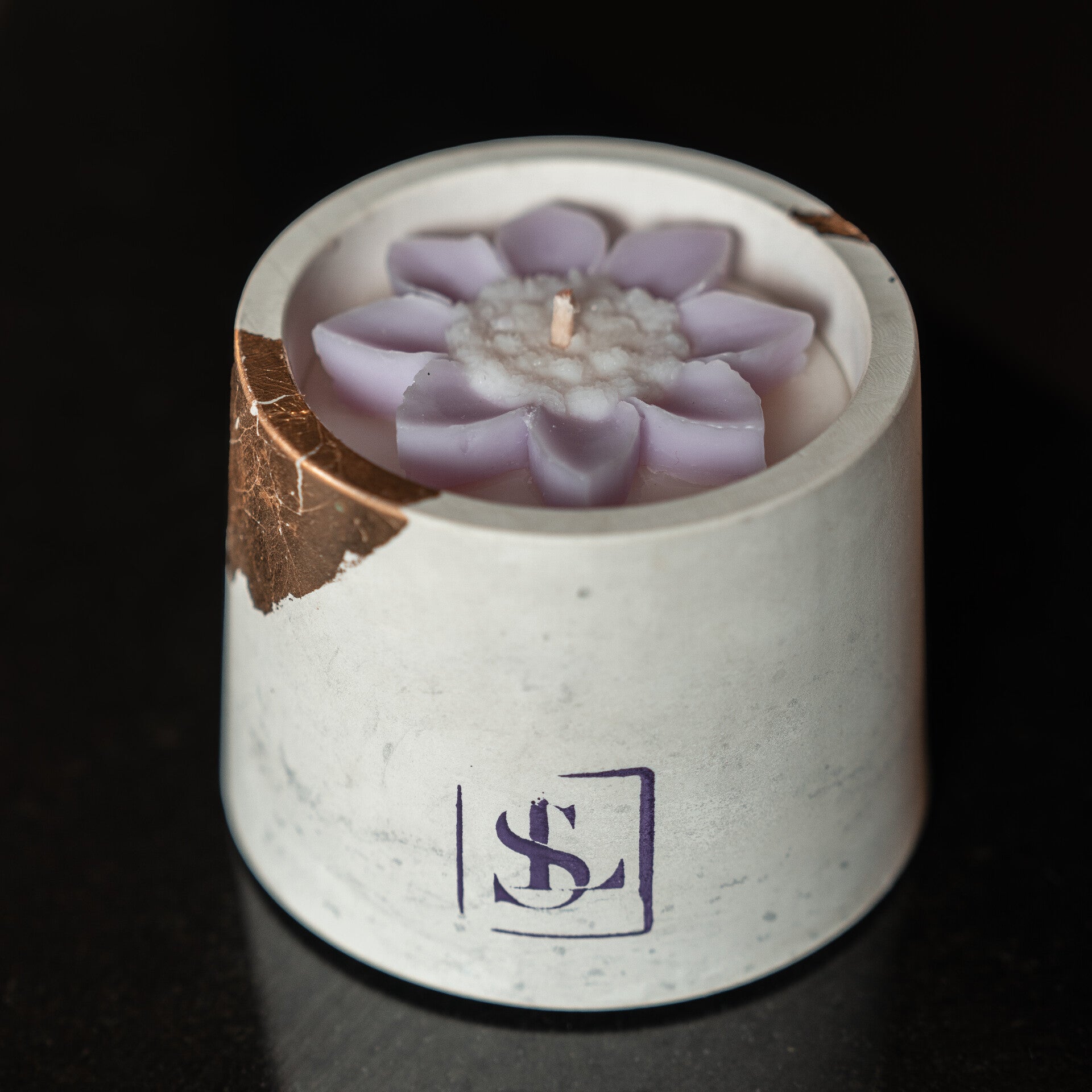 Wit betonnen pot (paars)