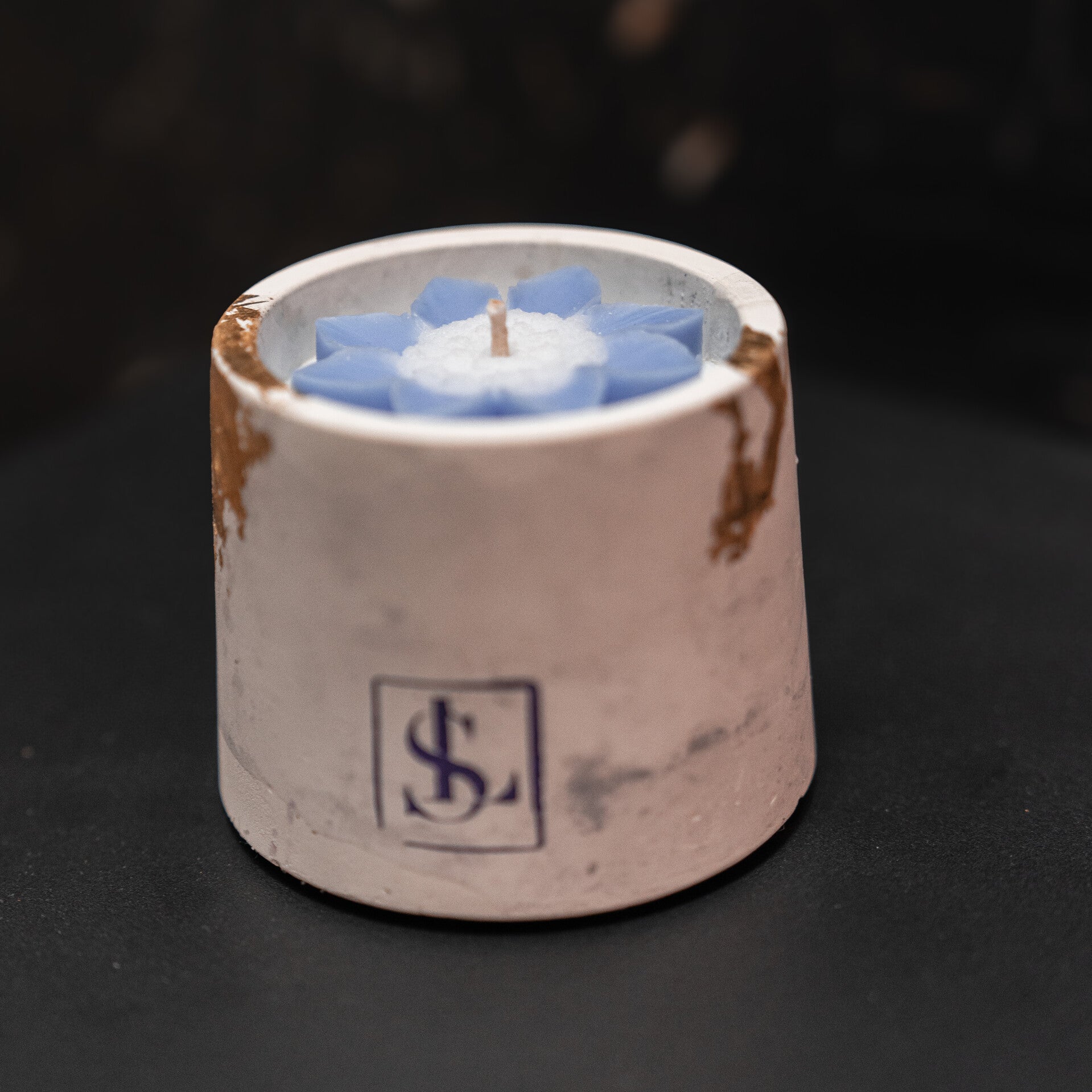 Wit betonnen pot (blauw)