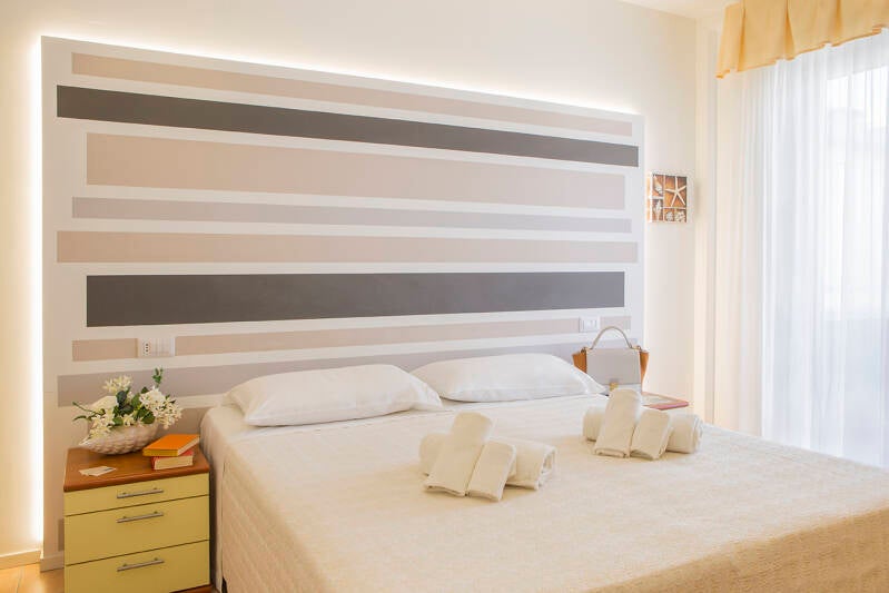 camera spaziosa e moderna con balcone