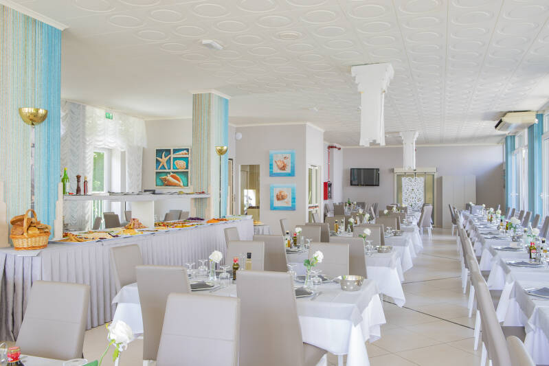 sala da pranzo climatizzata moderna spaziosa luminosa