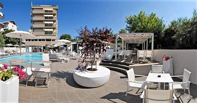 area piscine con sdraio e ombrelloni moderno soleggiato piscina pulitissima