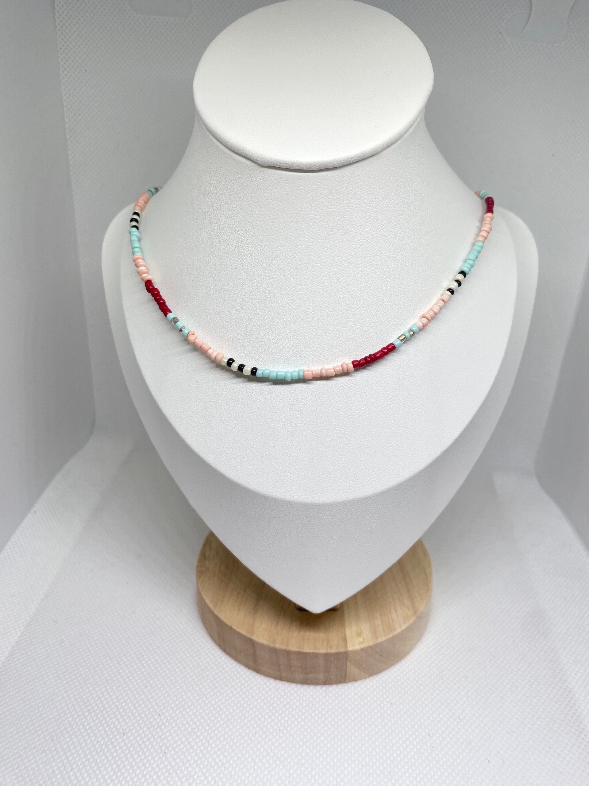 Ketting zilver sluitinkje - blauw, rood & roze