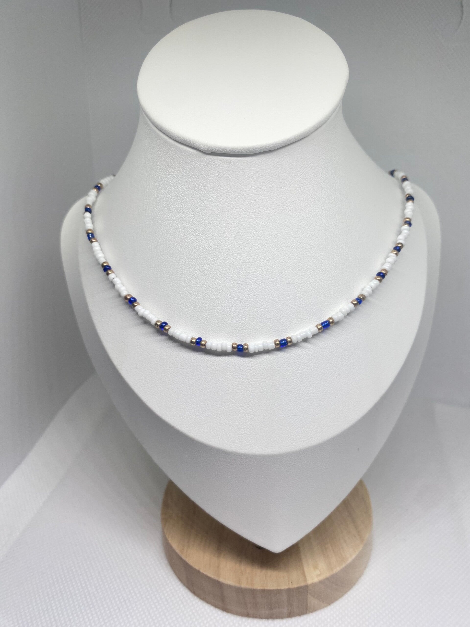 Ketting goud sluitinkje - wit met koningsblauw