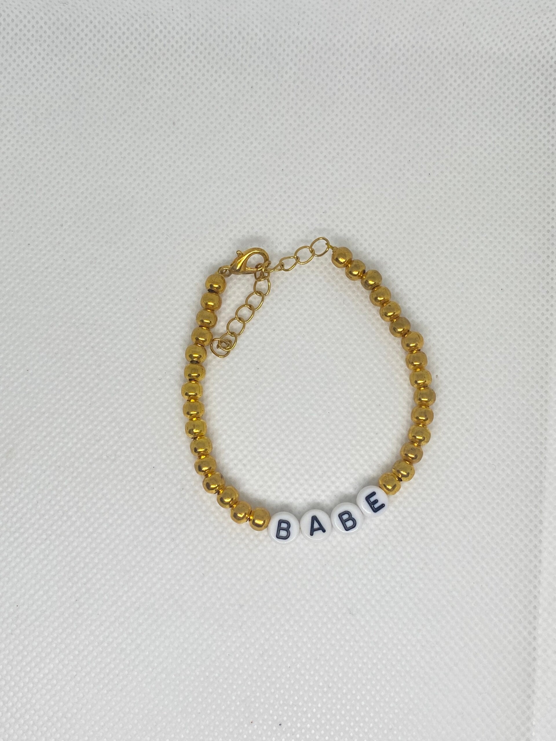 Armband goud sluitinkje - “BABE”