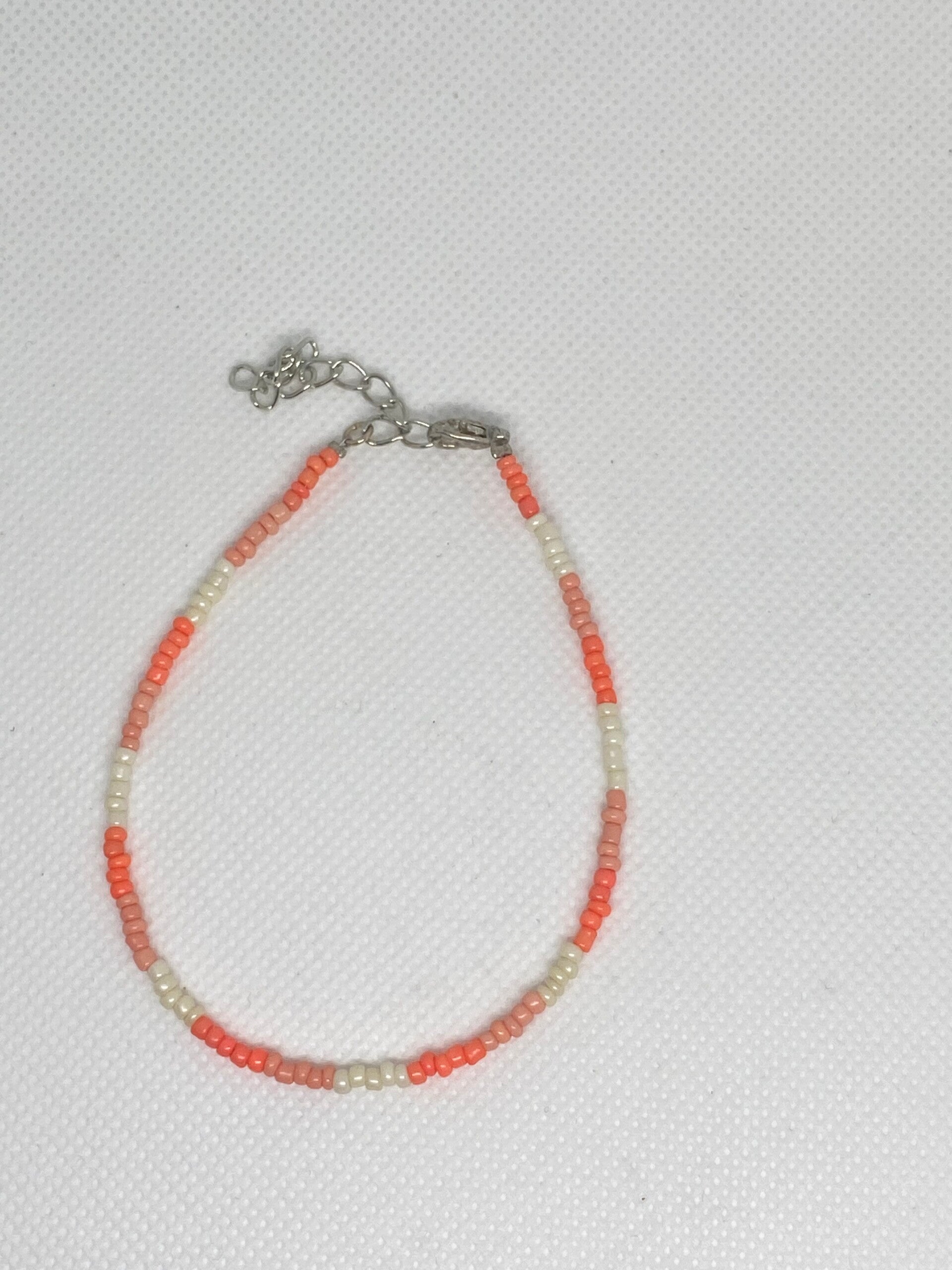 Enkelbandje zilver sluitinkje - wit met zalmroze / oranje