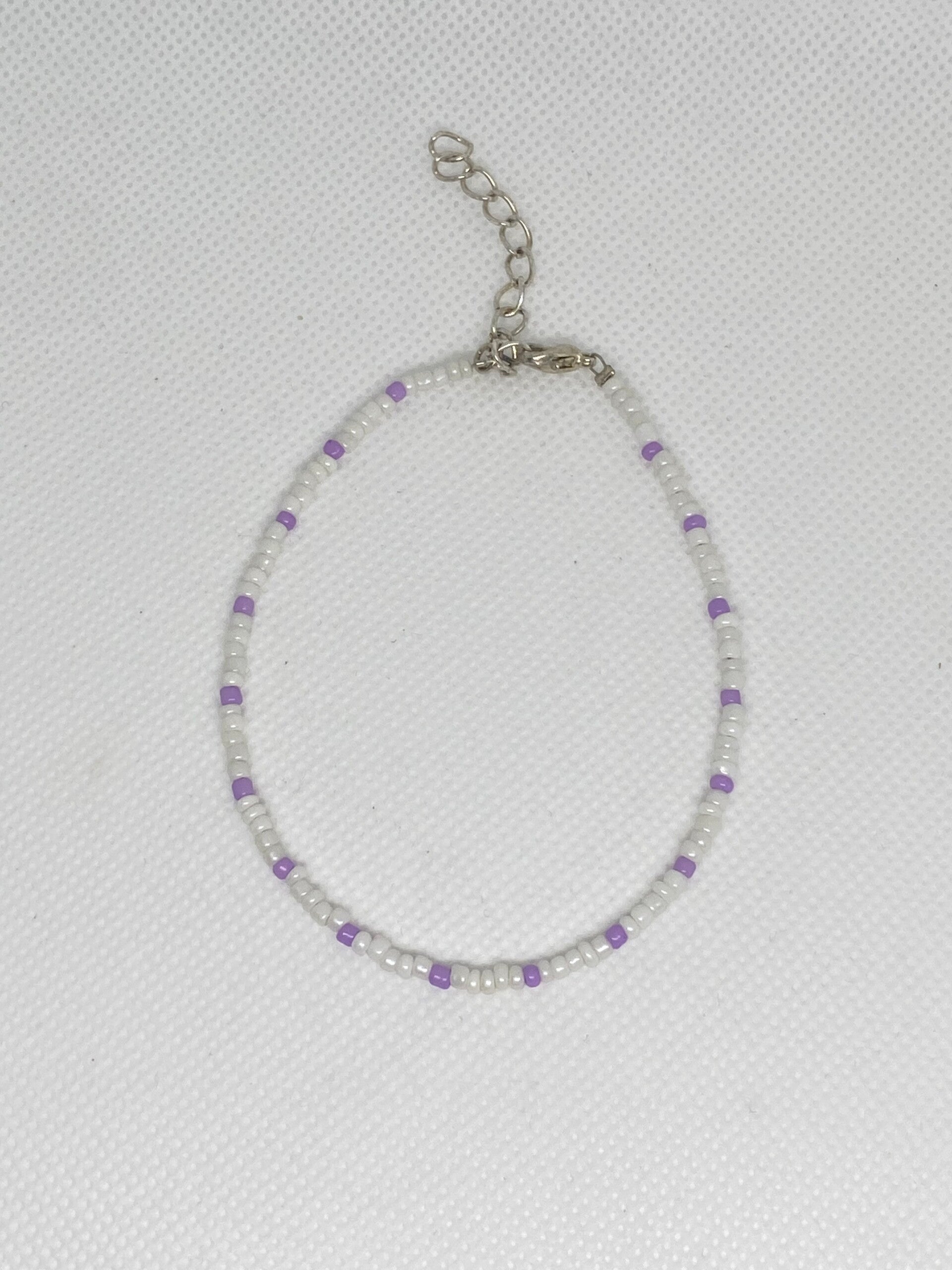 Enkelbandje zilver sluitinkje - Wit met paars