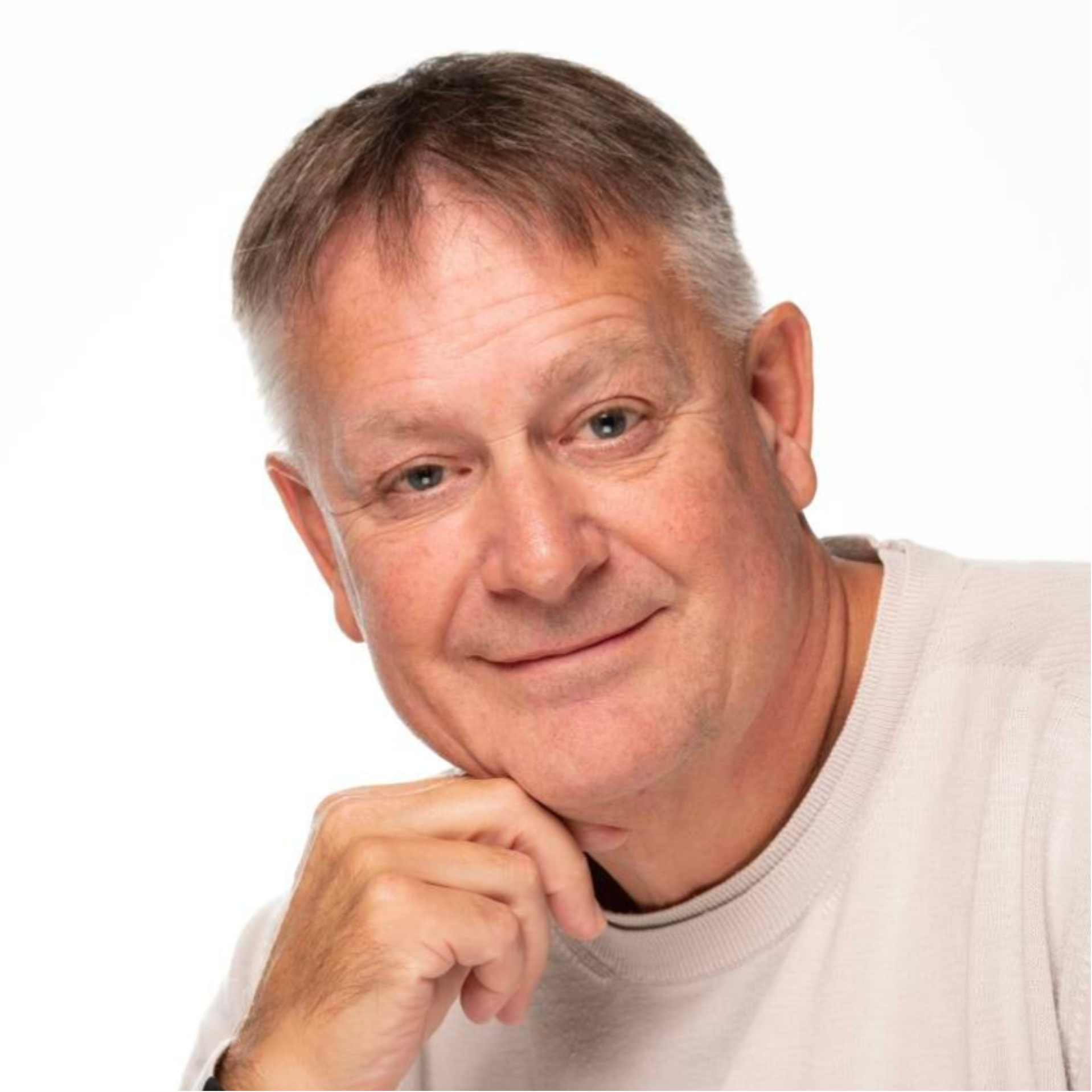 Zakelijke profielfoto van man met lichte achtergrond