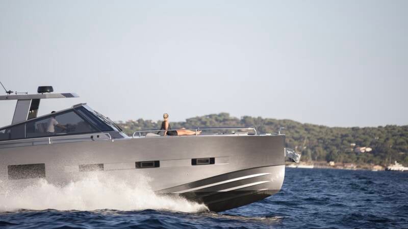 med-52-yacht-charter9-2-standard.jpg