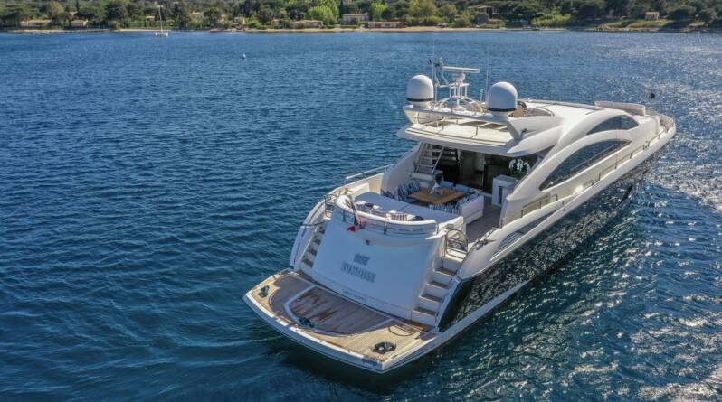 sunseeker-86-yacht-charter27-standard.jpg