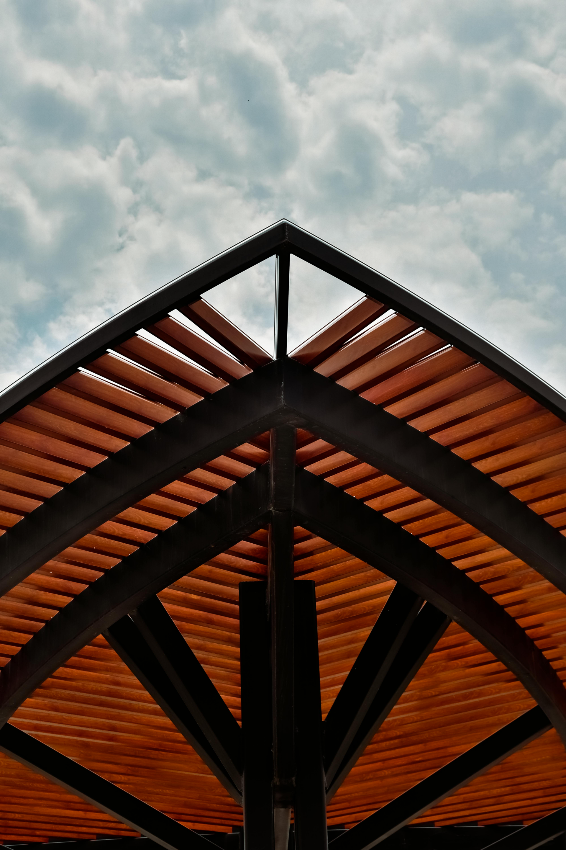 Étude d’auvent avec structure métallique et charpente bois
