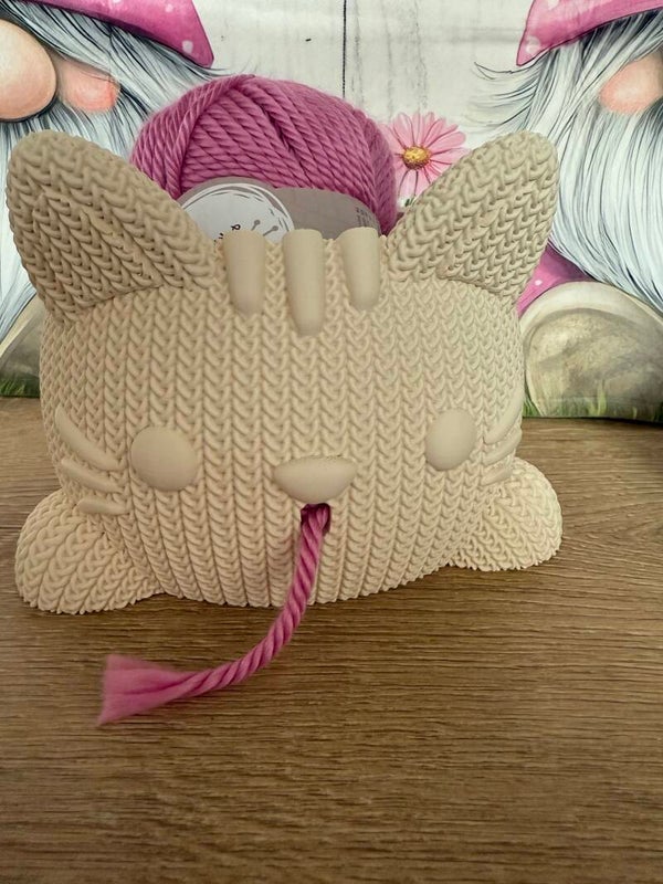 PRE-ORDER / OP MAAT - Van Lars - Bowl Knitted Cat (haak/breimandà - 3D geprint