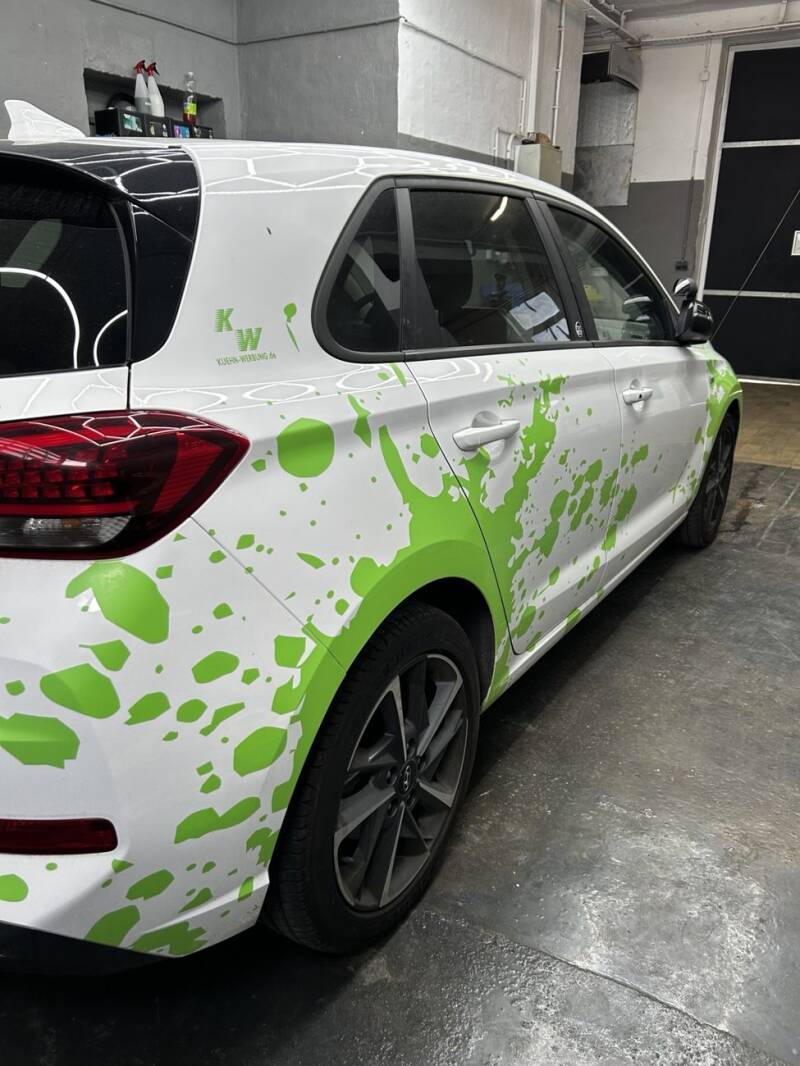 Hyundai i30 · Beschriftung entfernt – vorher
