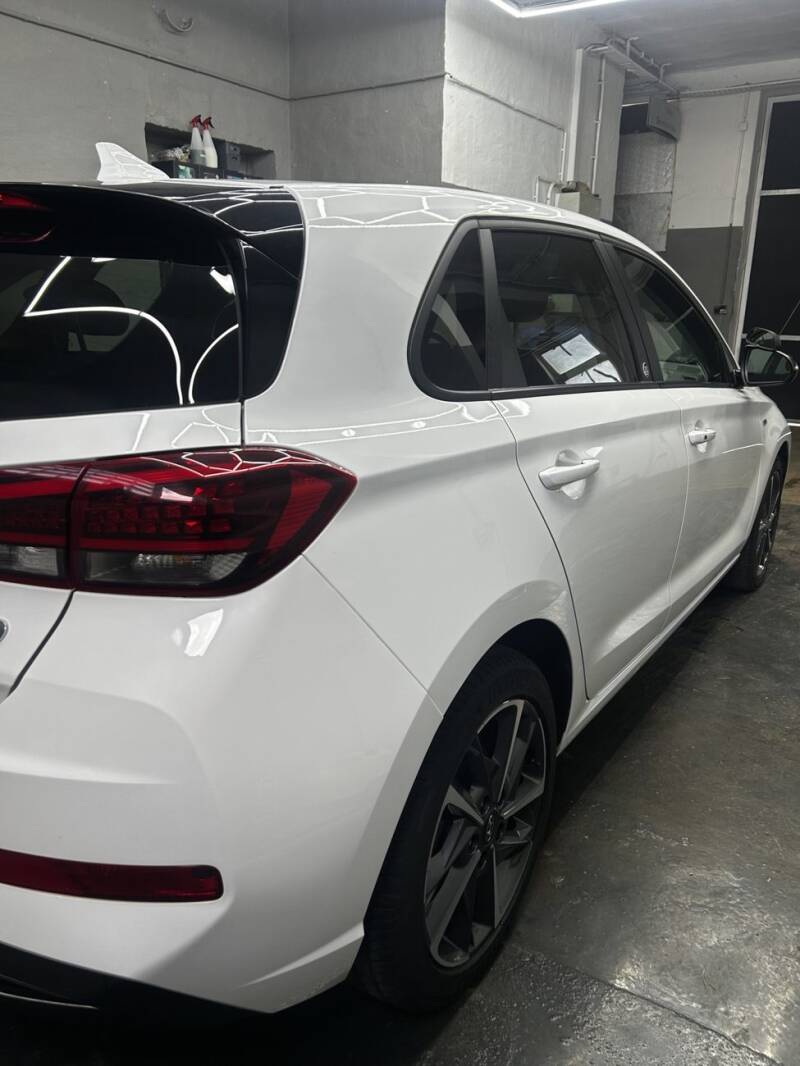 Hyundai i30 · Beschriftung entfernt – nachher