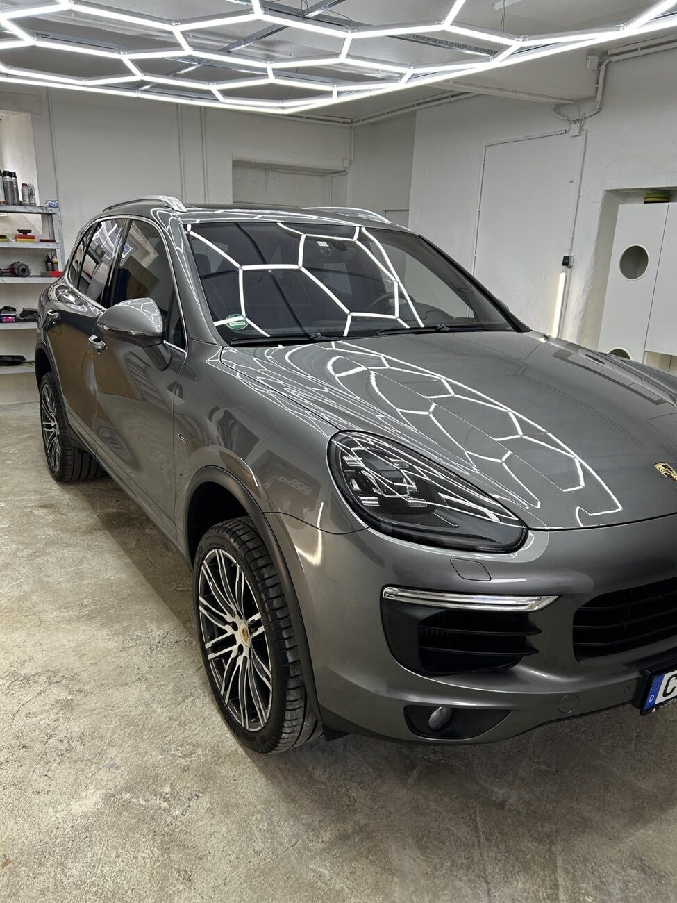 Porsche Cayenne nach der Fahrzeugaufbereitung bei CleanX