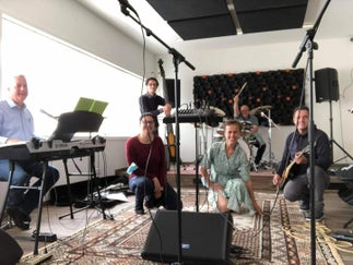 Maak kennis met de aanstekelijke coverband C'est party. We brengen een divers repertoire aan bekende covers. Gegarandeerd ambiance, luidkeels meezingen en opzwepende dance vibes voor uw evenement!