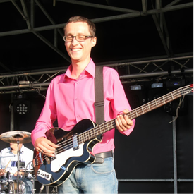 Maak kennis met Sam, de bassist van de coverband C'est Party