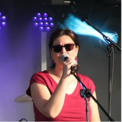 Maak kennis met Liesbeth, de zangeres & backings van de coverband C'est Party.