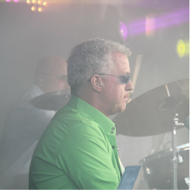 Maak kennis met Chris, de keyboard speler van coverband C'est Party.