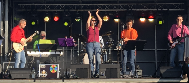 Aanstekelijke coverband met divers repertoire van bekende covers. Gegarandeerd ambiance, luidkeels meezingen en opzwepende dance vibes voor uw evenement!