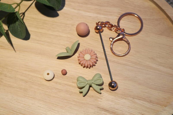 Sleutelhanger roze bloem met rosé hanger (DIY)