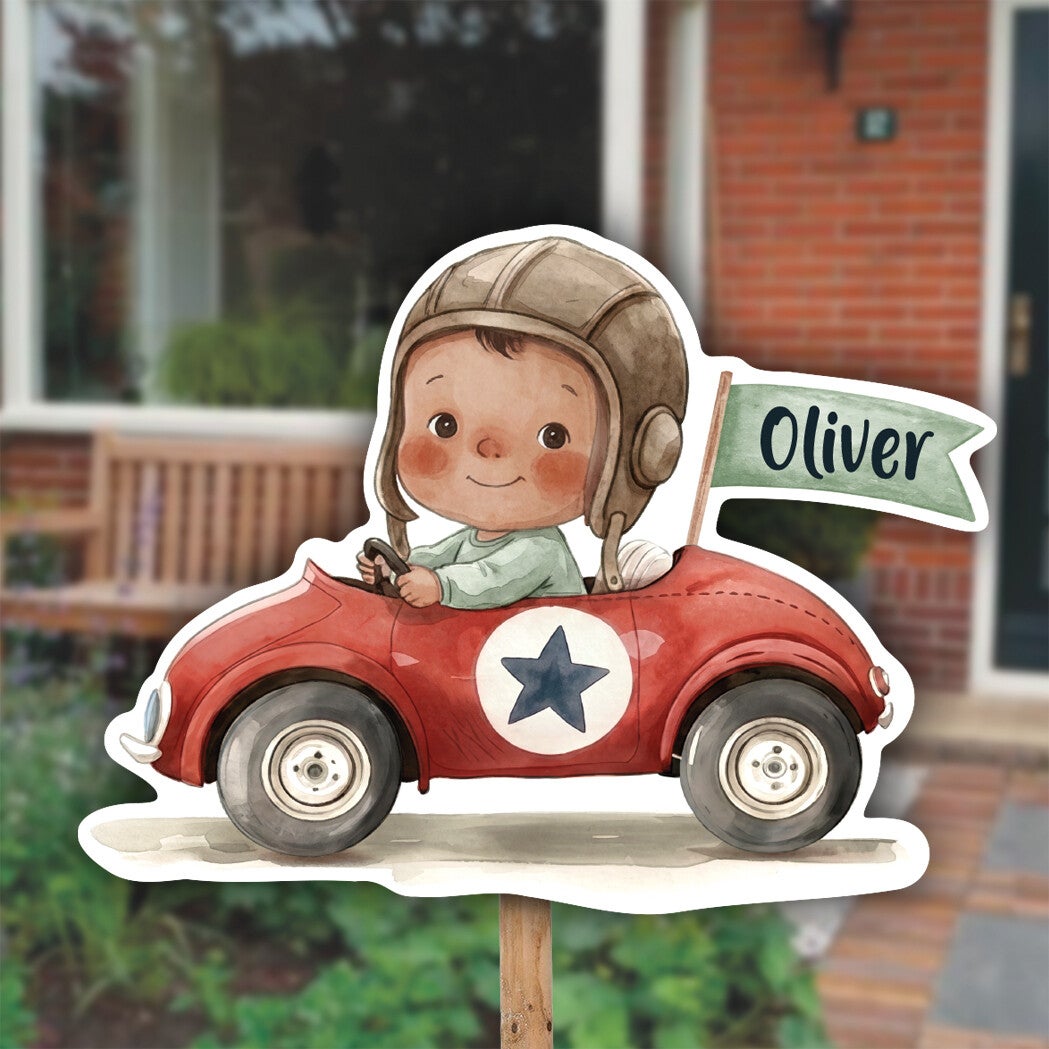 Geboortebord tuin | Baby raceauto | Getinte huidskleur | Jongen