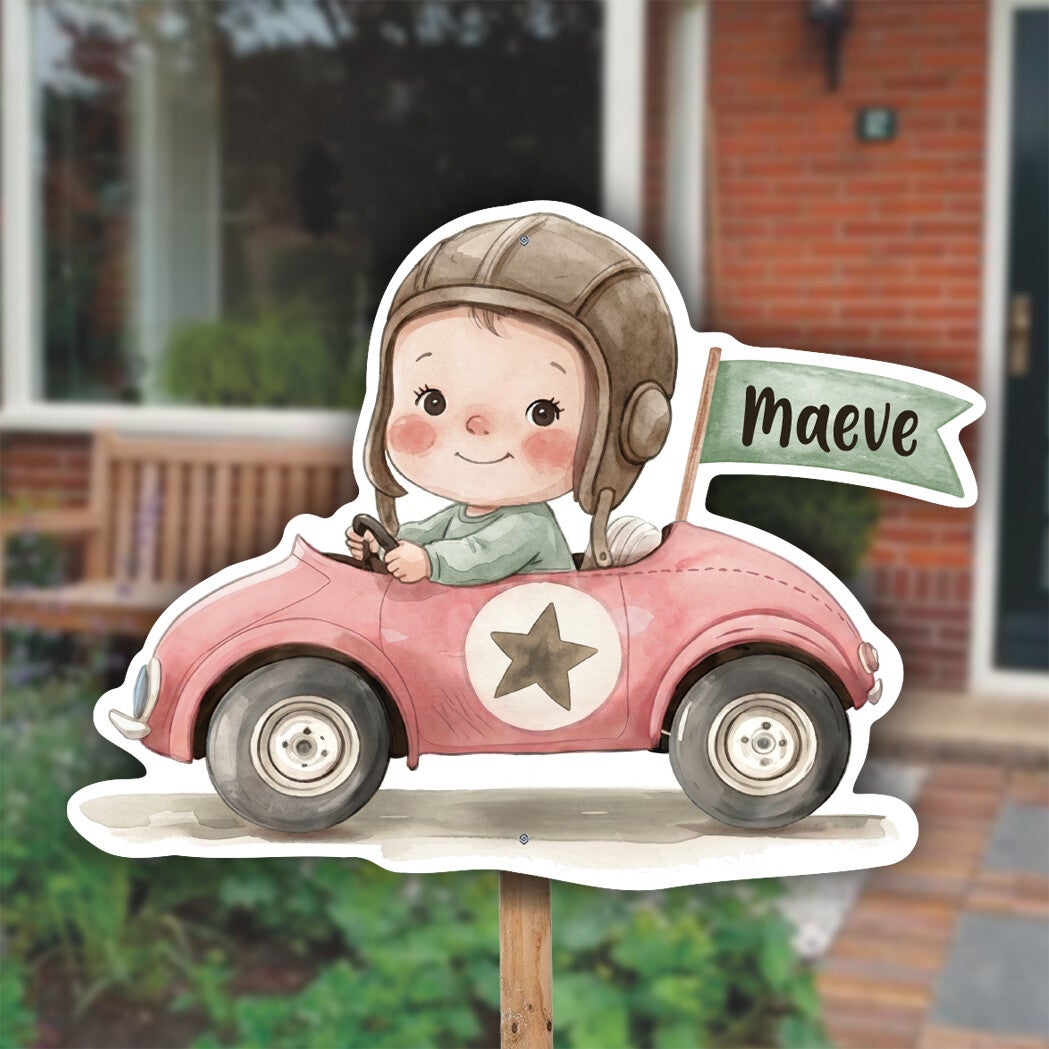 Geboortebord tuin | Baby in raceauto | Meisje