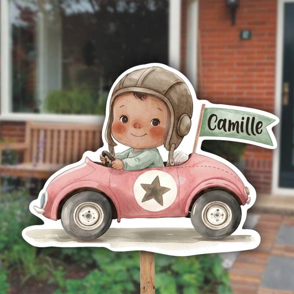 Geboortebord tuin | Baby raceauto | Getinte huidskleur | Meisje