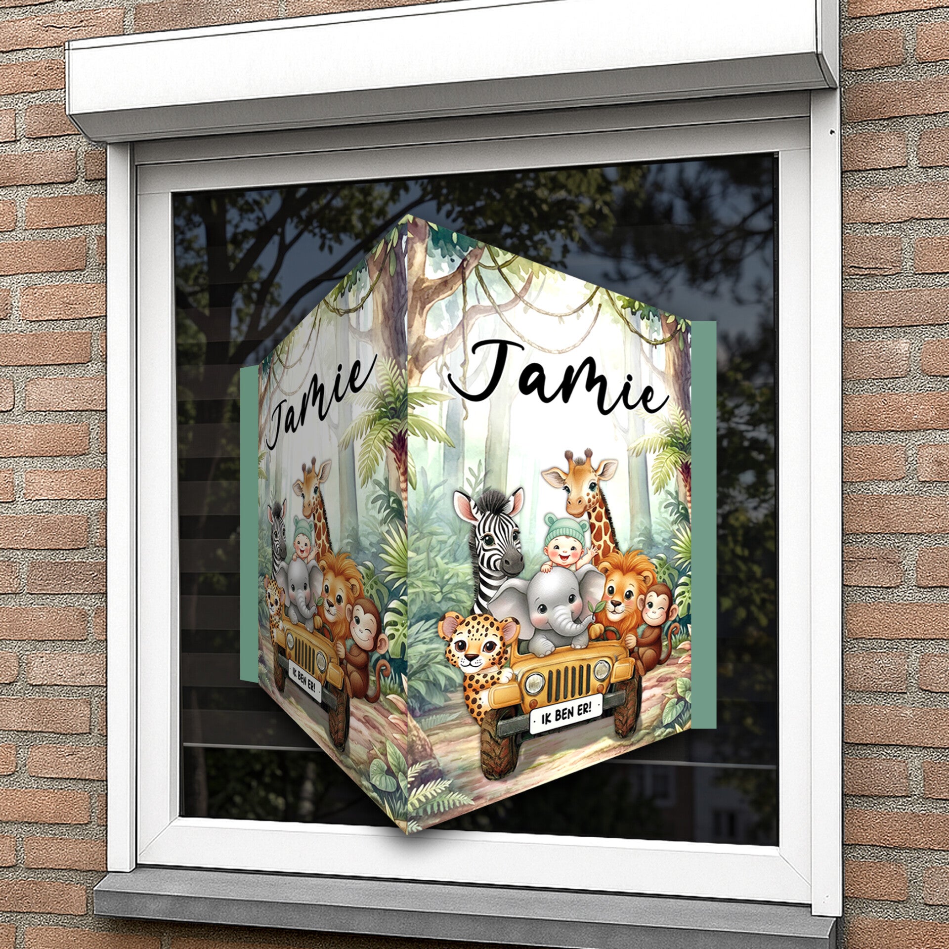 Een raambord voor geboorte met jungledieren in een jeep
