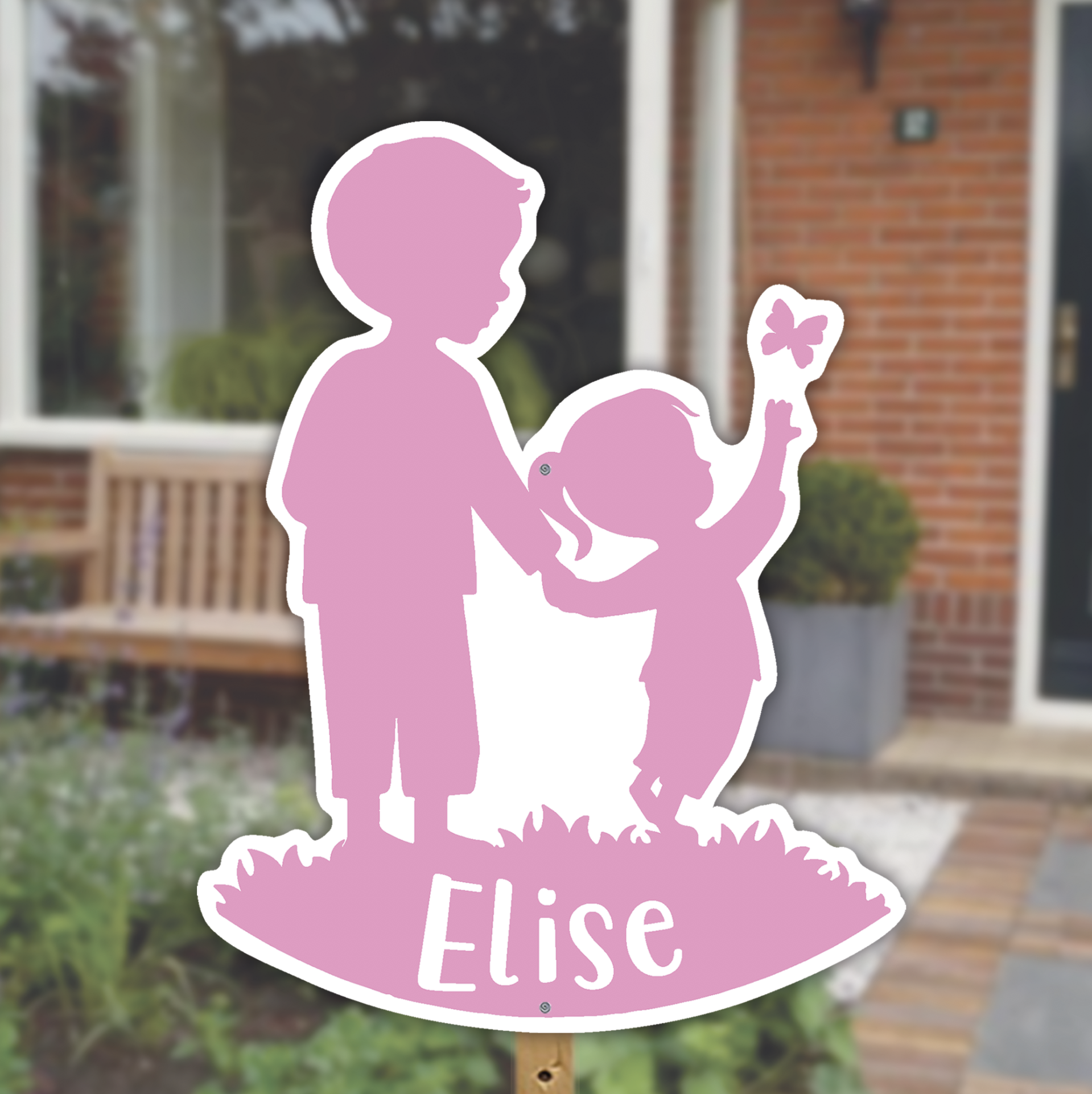 Geboortebord tuin | Silhouet grote broer en zusje met vlinder