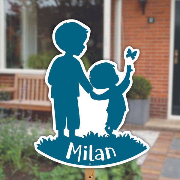 Geboortebord tuin | Silhouet grote broer en broertje met vlinder