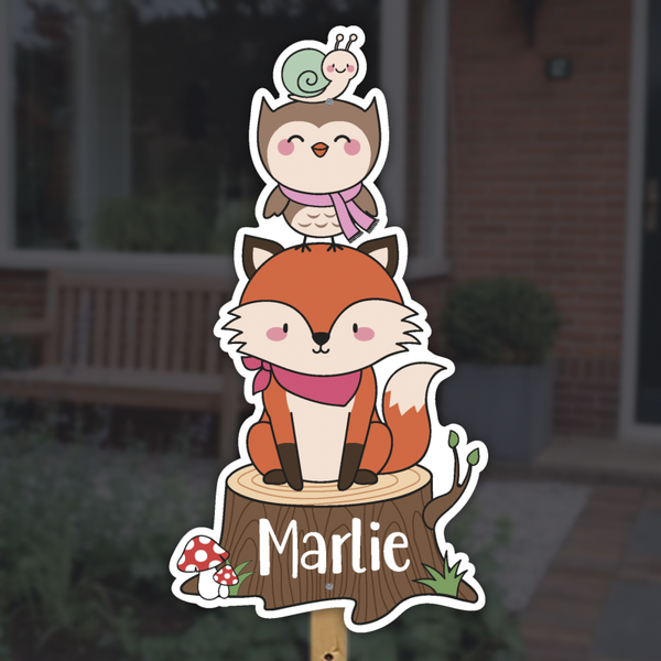 Geboortebord dierenstapel op boomstam meisje