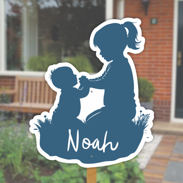 Geboortebord grote zus met broertje in het gras