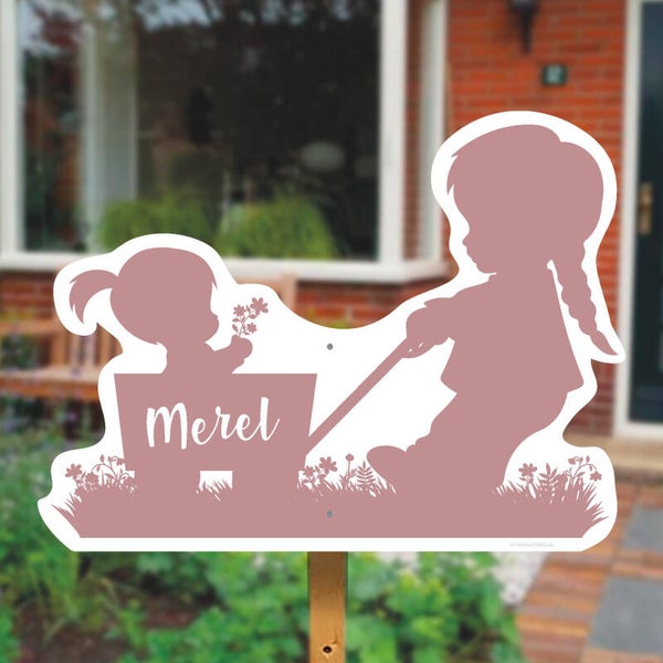 Geboortebord tuin | Grote zus met zusje in bolderkar