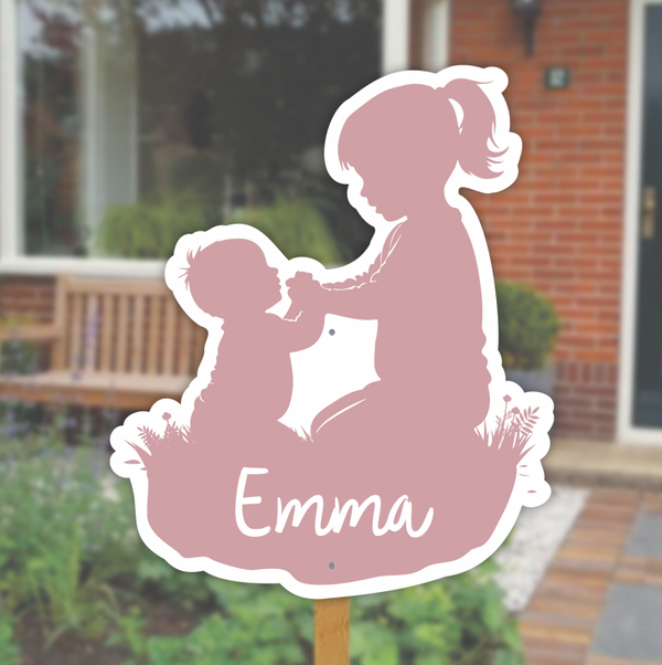 Geboortebord grote zus met zusje in het gras