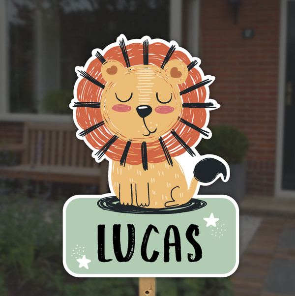 Geboortebord leeuwtje jongen zittend op naambord baby