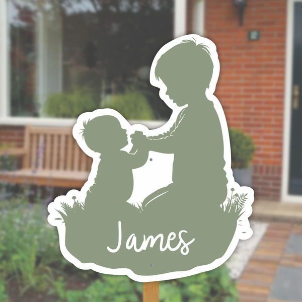 Geboortebord tuin | Silhouetten in het gras: Grote broer met broertje