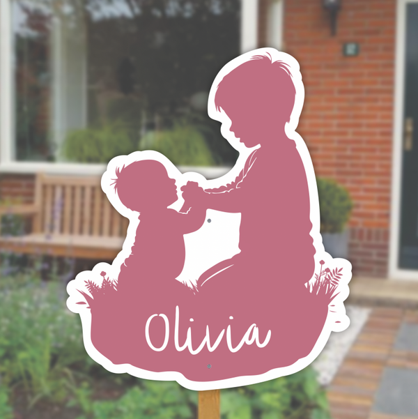 Geboortebord tuin | Grote broer houdt zusje vast