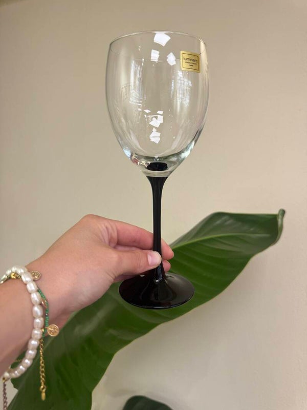 Stijlvol wijnglas met zwarte steel