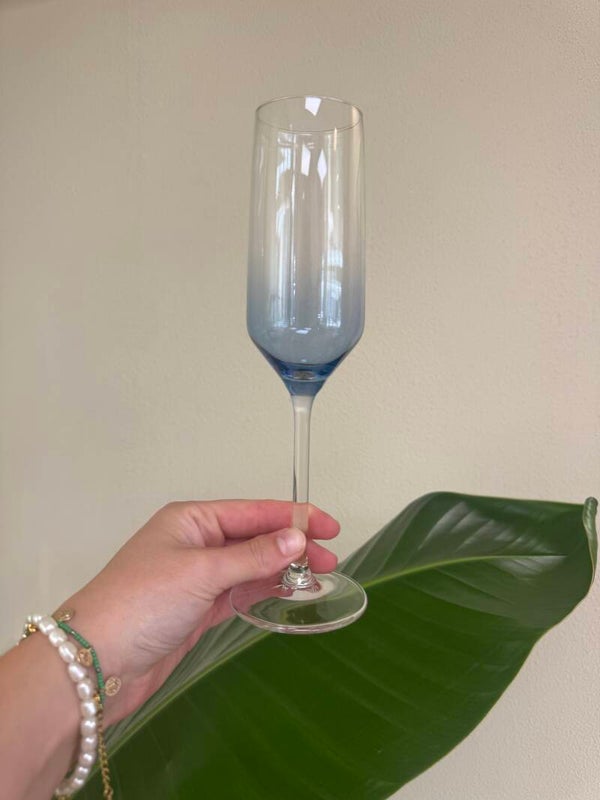 Champagneglas met blauw kleurverloop