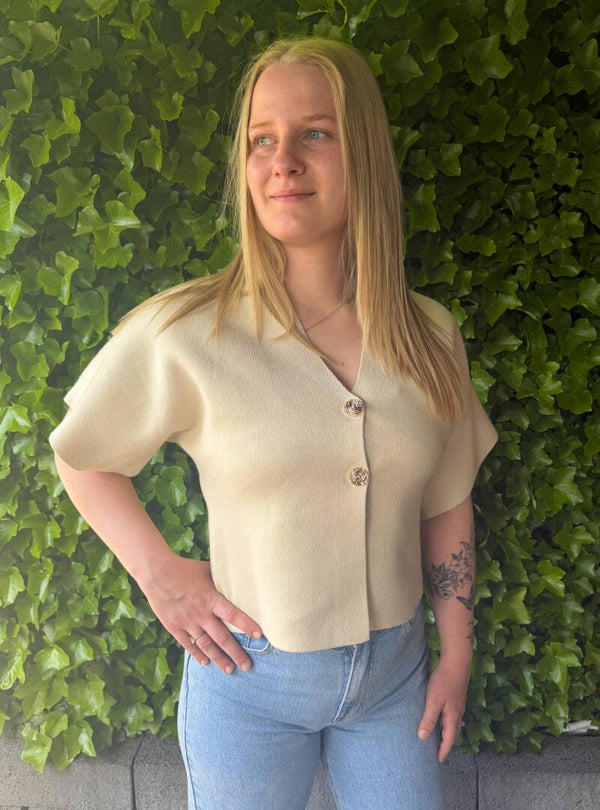 Top met korte mouw met knoopdetail - beige