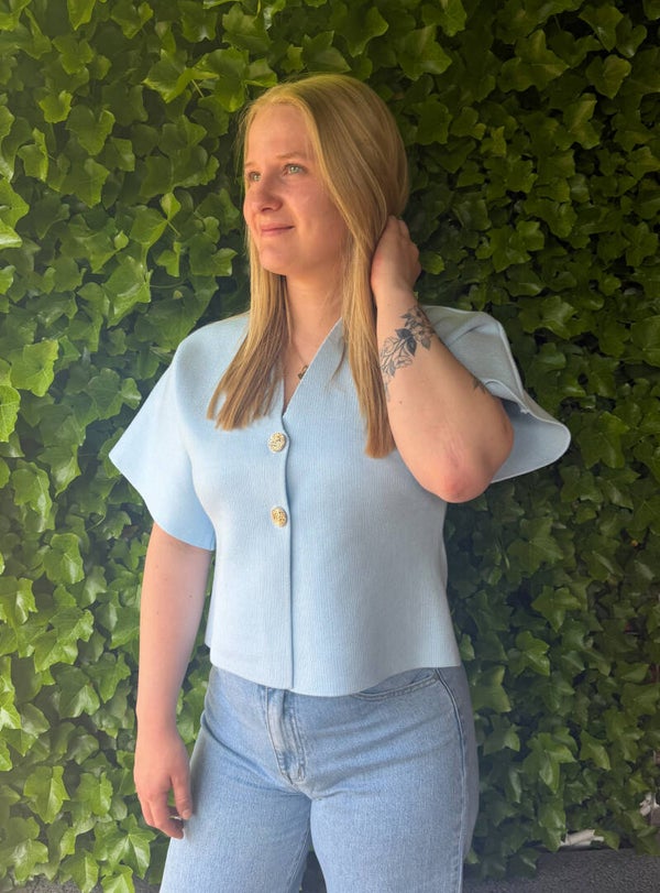 Top met korte mouw met knoopdetail - lichtblauw