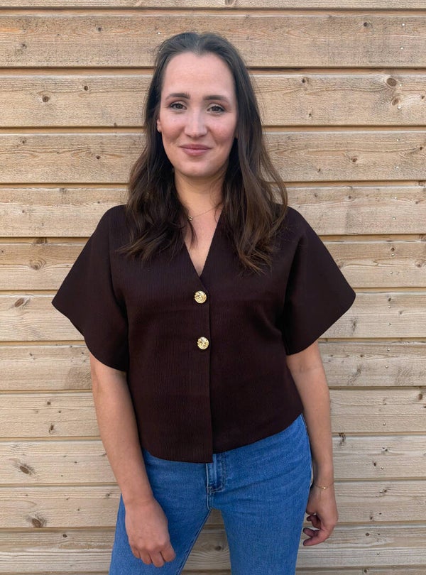 Top met korte mouw met knoopdetail - bruin